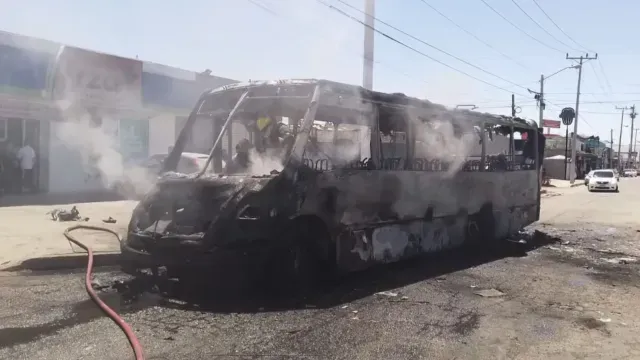 El incendio dejó daños totales en el camión de transporte de personal. Foto: N+