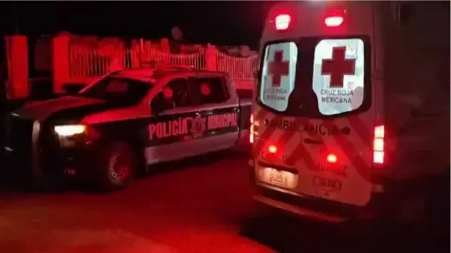 Paramédicos de la Cruz Roja trasladaron al hombre de urgencia para que recibiera atención médica