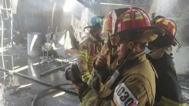 En el interior había varios tanques con materia prima. Foto: Protección Civil