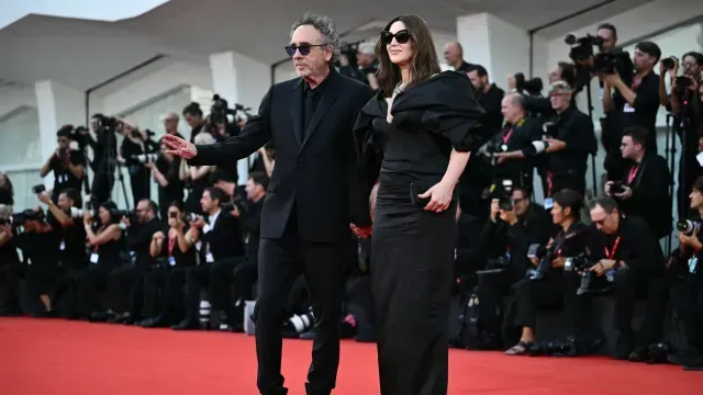 Tim Burton y Mónica Bellucci causaron sensación al llegar juntos a la alfombra roja. Foto AFP