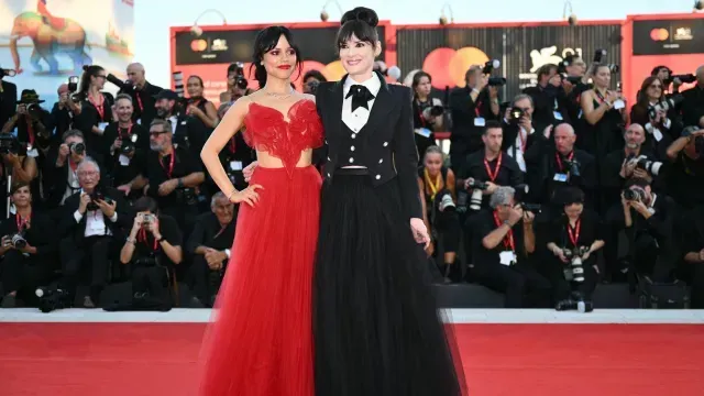 Jenna Ortega y Winona Ryder. Foto AFP