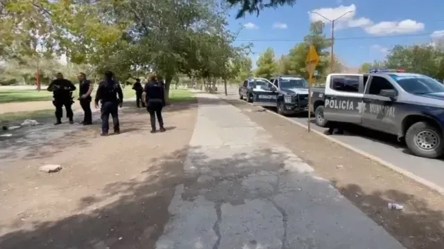 Cuatro Patrullas Municipales Arribaron por la Llamada al 911 para Detener a la Mujer