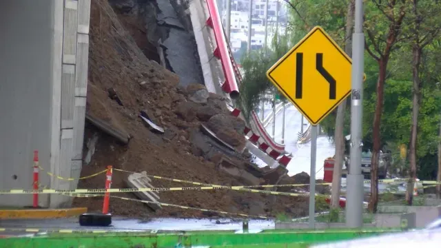 Se Derrumba Puente en Avenida de Morones Prieto en San Pedro, Nuevo León. Foto: N+