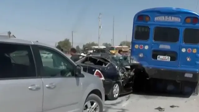 Auto Choca Contra Camión de Transporte en Carretera a Casas Grandes