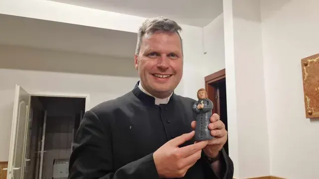 Sacerdote anti-LGBT acusado de ir a fiestas gay