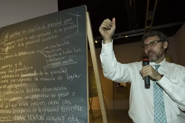 Miguel Alcubierre en una conferencia en 2015