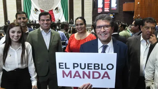 Ricardo Monreal, diputado y coordinador del grupo parlamentario de Morena, muestra una cartulina con la frase "El Pueblo Manda" al finalizar la sesión de declaratoria de la reforma al Poder Judicial. Foto: Cuartoscuro