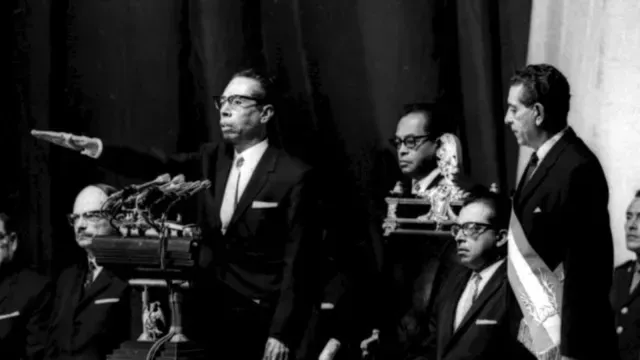 Gustavo Díaz Ordaz realiza la protesta como Presidente de la República Mexicana en el Palacio de Bellas Artes.Foto: Fototeca Nacional INAH