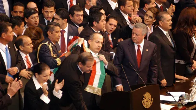 Felipe Calderón con la banda presidencial en la toma de protesta. Foto: Cuartoscuro| Archivo