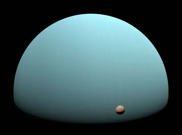 Ilustración de Urano junto a una de sus lunas