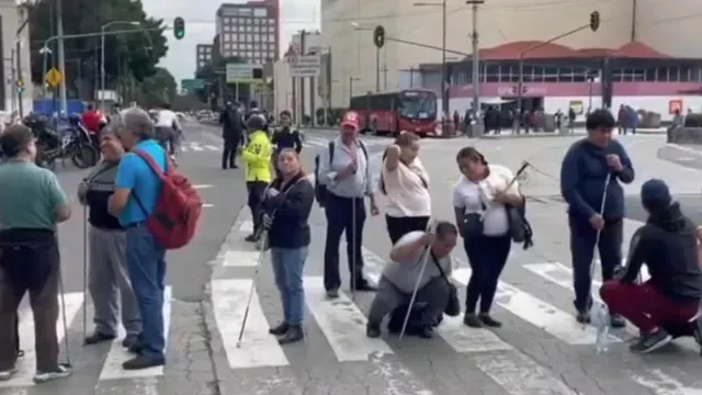Personas con debilidad visual protestan en Balderas y Arcos de Belén, CDMX. Foto: N+