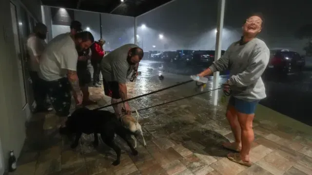 Habitantes de Tampa, Florida, deciden sacar a sus perros cuando Milton llegó al estado. Foto: AP