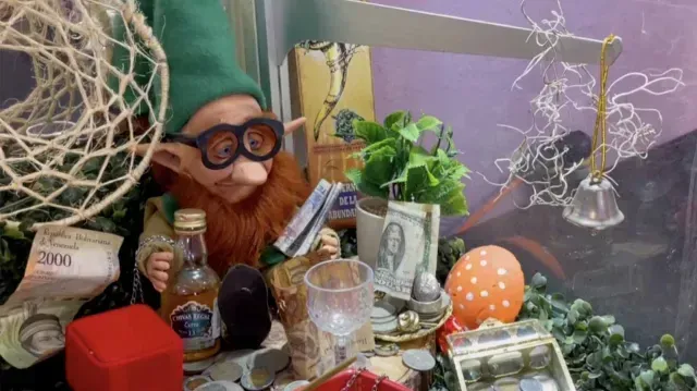 El Duende Simón Recibe Regalos de Quienes Desean Recibir Buena Suerte