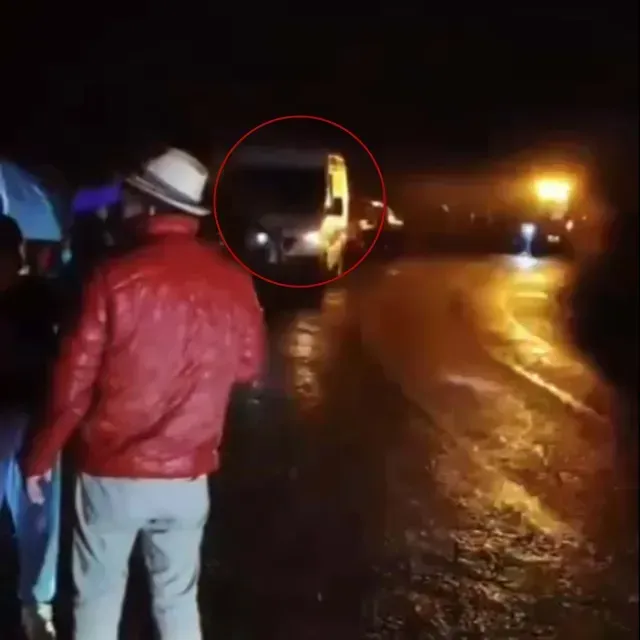 Puerta de Combi se Abre, Pasajero Sale Proyectado y Muere en Oaxaca