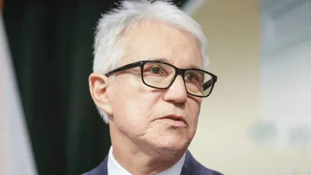 El fiscal de distrito del condado de Los Ángeles, George Gascon, habla durante una conferencia de prensa sobre Lyle y Erik Menéndez. Foto: EFE