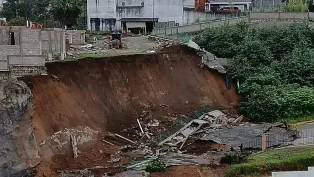 Deslave de Tierra Provoca Cierre en el Arco Oriente en Teziutlán, Puebla. Foto: N+