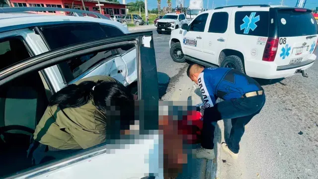 El hombre de la tercera edad, resultó lesionado y fue trasladado a bordo de una ambulancia al IMSS. Foto: N+