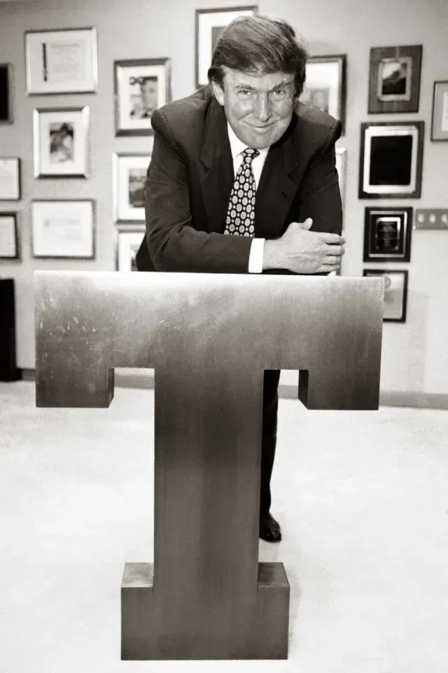 Donald Trump en 1996 con el logotipo de su empresa