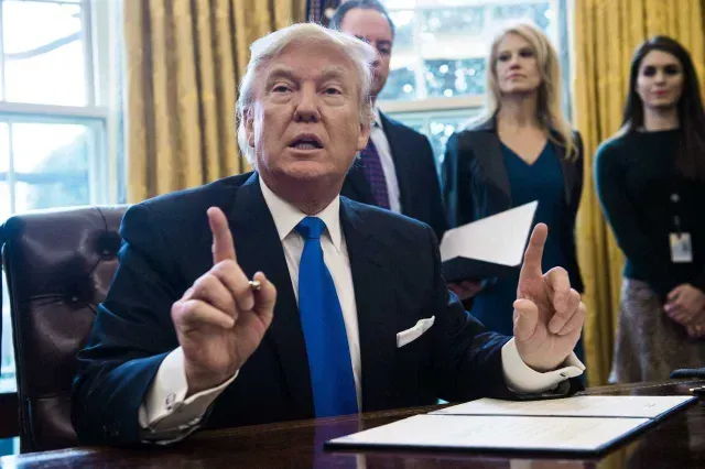 Donald Trump firmando una orden ejecutiva en 2017
