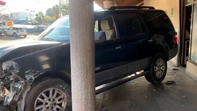 Adulto-Mayor-Choca-Camioneta-Lujo-Saltillo