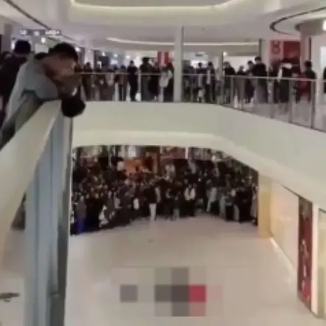 Mujer Se Recarga en Escaleras Eléctricas de Plaza Comercial y Muere al Caer
