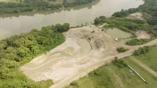 Vista aérea mina daña río