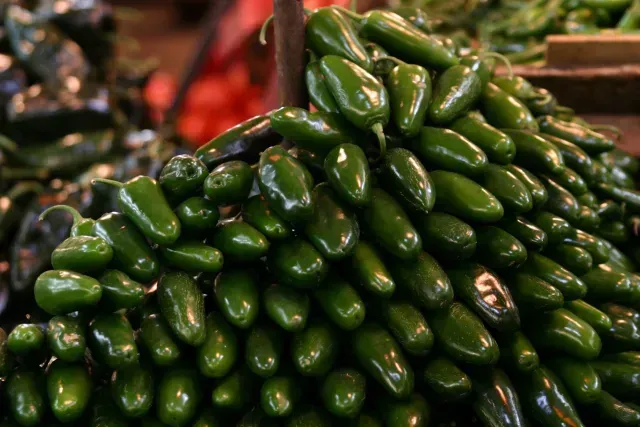 Pila de chiles jalapeños en un mercado