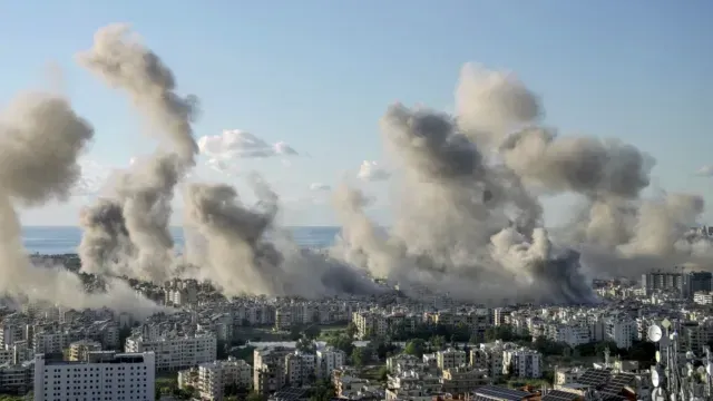Humo después e bombardeos de Israel sobre Beirut, Líbano, 26 de junio de 2024. Foto: AP