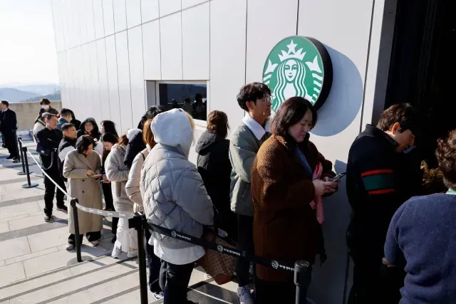 Starbucks abrió una sucursal con vista a Corea del Norte