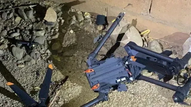 Dron y ponchallantas encontradas afuera de auto calcinado en Culiacán. Foto: N+