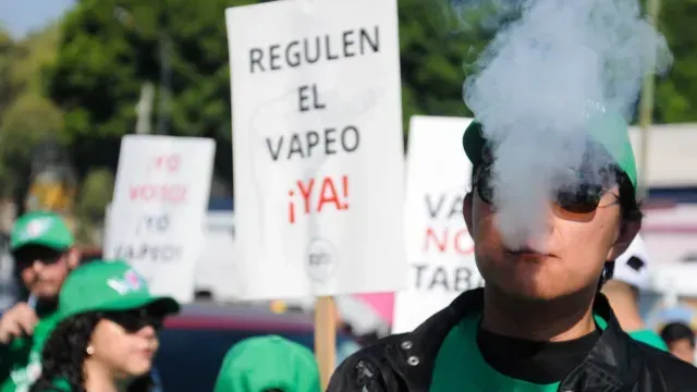 Usuarios de vapeadores protestaron afuera de la Cámara de Diputados. Foto: Cuartoscuro
