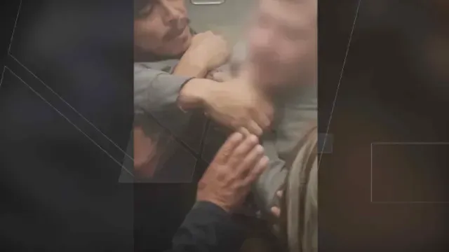 Pasajeros detienen a sujeto que intentó tomar por la fuerza un avión