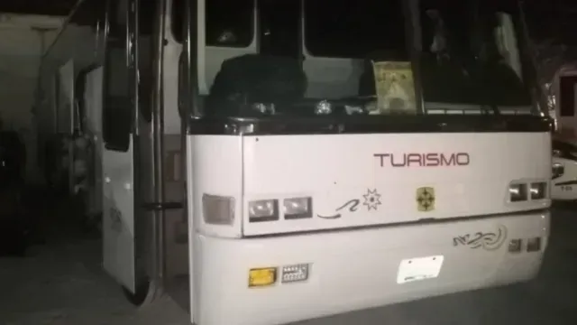 Aseguran a migrantes y detienen a sujeto por tráfico de personas en un transporte de turismo. Foto: Franco Arteaga | N+