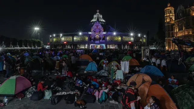 Peregrinos acampan en la Basílica de Guadalupe