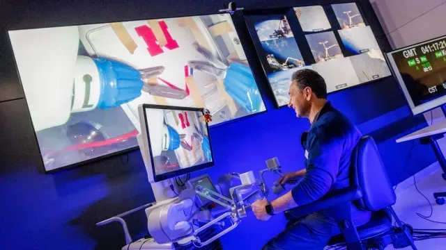 Doctor teleopera un robot quirúrgico en la EEI