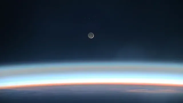 Luna creciente vista desde la Estación Espacial