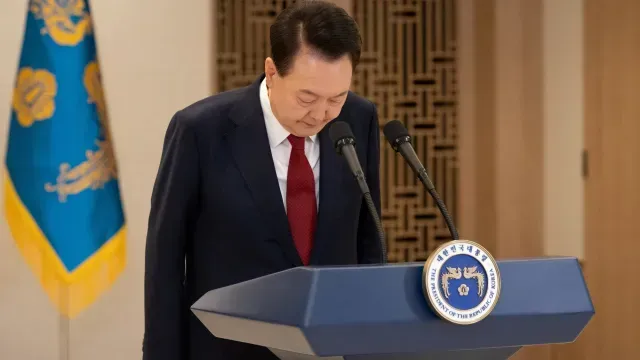 Durante un mensaje a la nación, el presidente Yoon Sek-yeol se disculpó por declarar la ley marcial. Foto: Reuters
