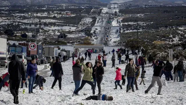 Pobladores disfrutan de la nieve en La Rumorosa, Baja California, en diciembre de 2019. Foto: Cuartoscuro | Archivo