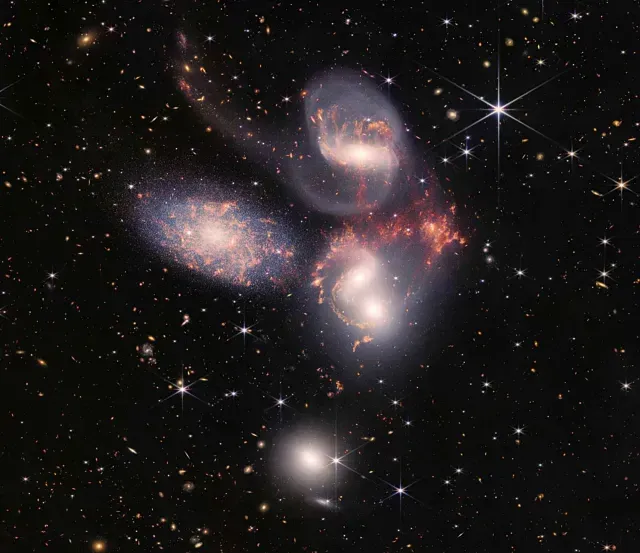 El Quinteto de Stephan: conjunto de cinco galaxias que parecieran estar colgadas una alrededor de otra. La de más abajo está más cerca de la Tierra.