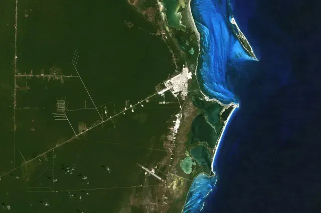 Imagen de satélite de la NASA DE los inicios de Cancún como desarrollo turístico, en 1985