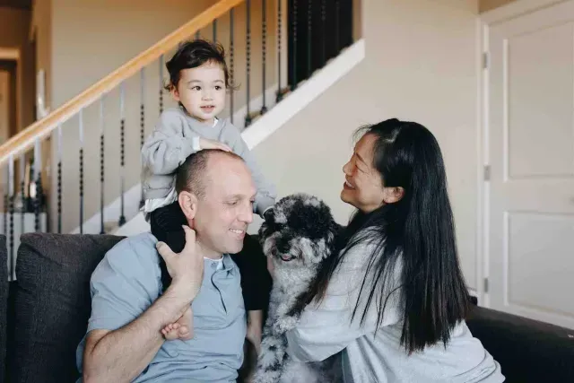 Familia convive en su casa