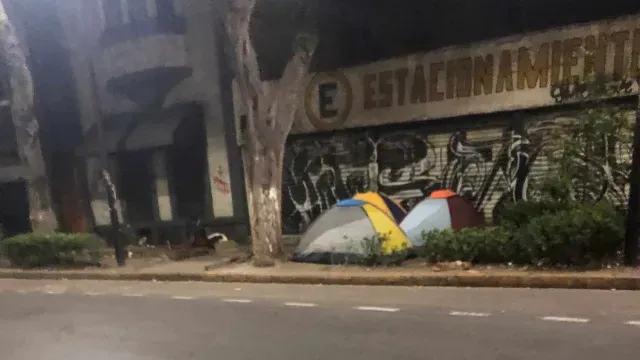 Algunos pernoctan en casas de campaña
