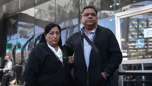 Padres de Debanhi Escobar en instalaciones de la FGR