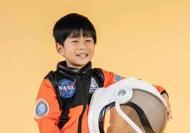 Niño disfrazado de astronauta