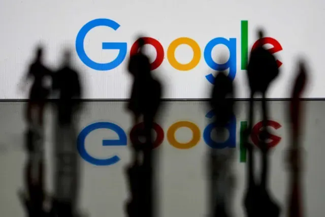Logotipo de Google detrás de varias personas