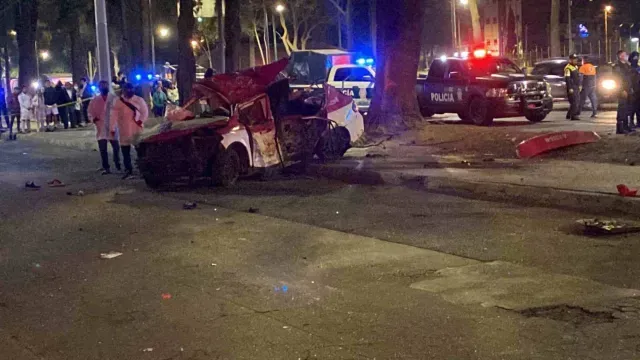 Taxi se impacta contra árbol en Periférico Sur