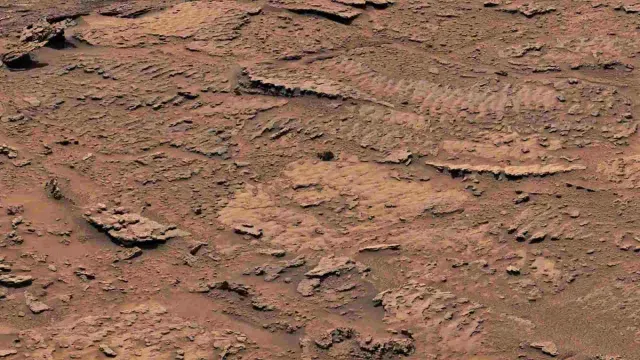 Encuentran rocas onduladas en Marte