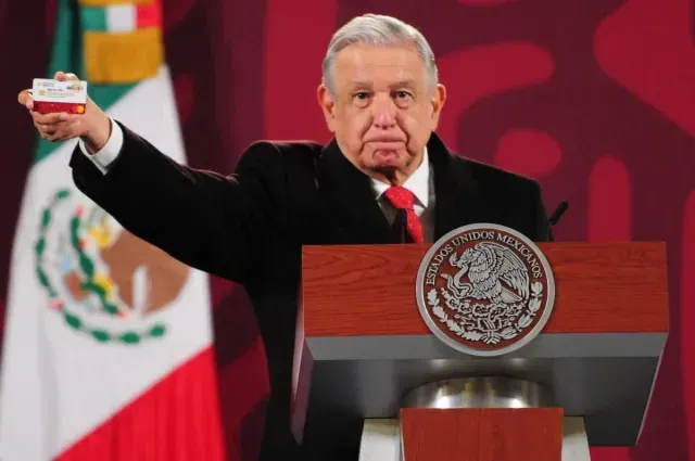AMLO enseña en conferencia la tarjeta del Bienestar 2023