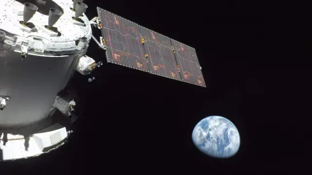 ‘Selfie’ de la nave Orión con la Tierra de fondo