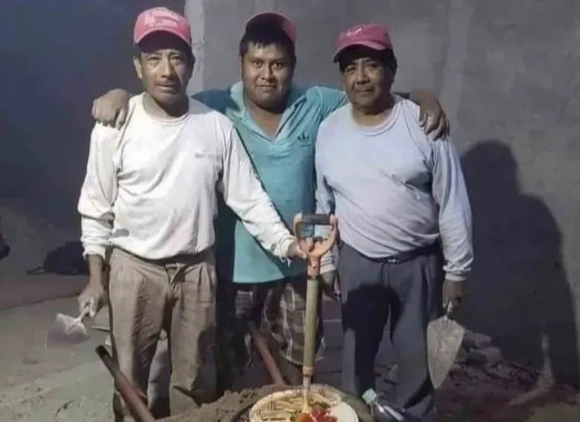 Albañiles comparten pastel de cumpleaños para su compañero